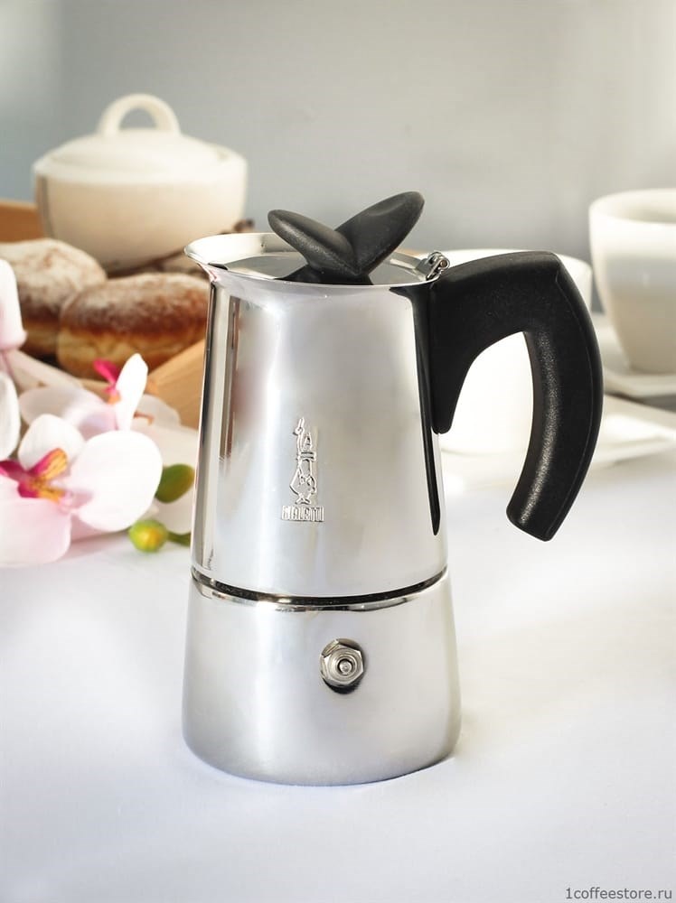 Сама кофеварка. 