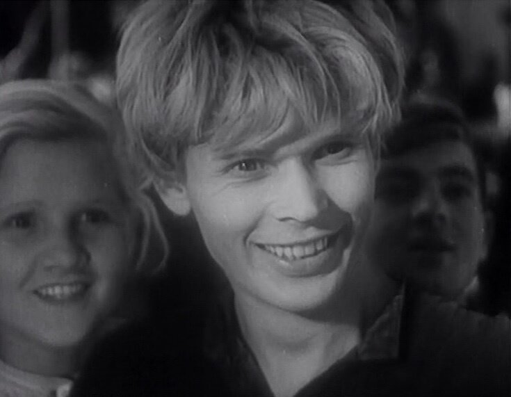 Это Виктор Перест-Петренко.Актер Центрального детского театра.После съемок фильма ушел на фронт,воевал.Вернулся живым.Умер в 40 лет в 1954 г. О нем практически никаких сведений не сохранилось. Здесь перед нами именно Павка Корчагин, простой шепетовский пацан,которого сама жизнь толкнула в борьбу за справедливость.Никаких намеков на какую-то исключительность будущей судьбы.Никакой идеологии. Вся роль заточена на уничтожение врагов.Беспощадное.