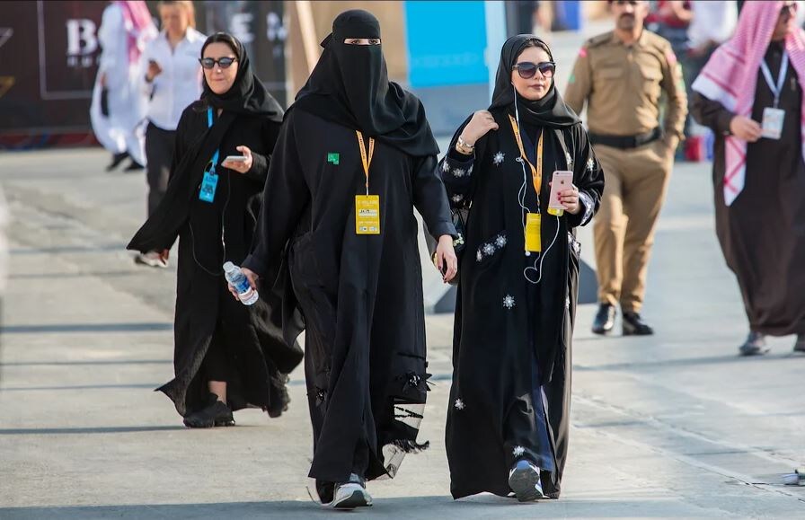 Каждый знает, что в Саудовской Арабии девушки ходят в хиджабах, но догадывались ти вы, что скрывается под ним?  Когда я была чуть меньше, я не понимала, почему они ходят скрывая своё лицо.-2