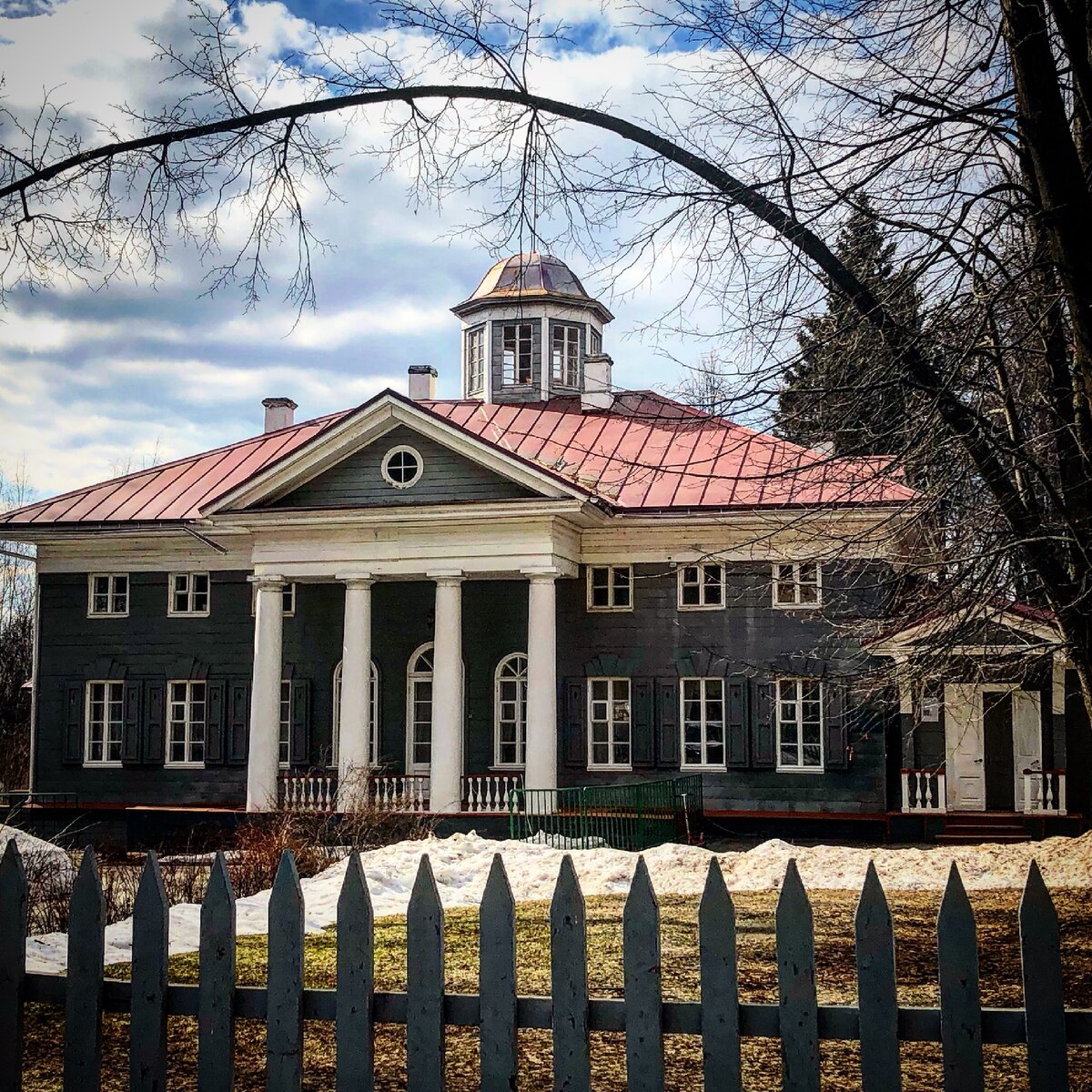 За несколько веков на территории усадьбы происходило множество важных исторических событий.  
Вотчина Бориса Годунова

В 1585–86 годах царь Федор I Иоаннович отдал во владение Борису Годунову село Нижние-Вязёмы. Тот незамедлительно начал строительство, возвел деревянный терем и разбил сады.