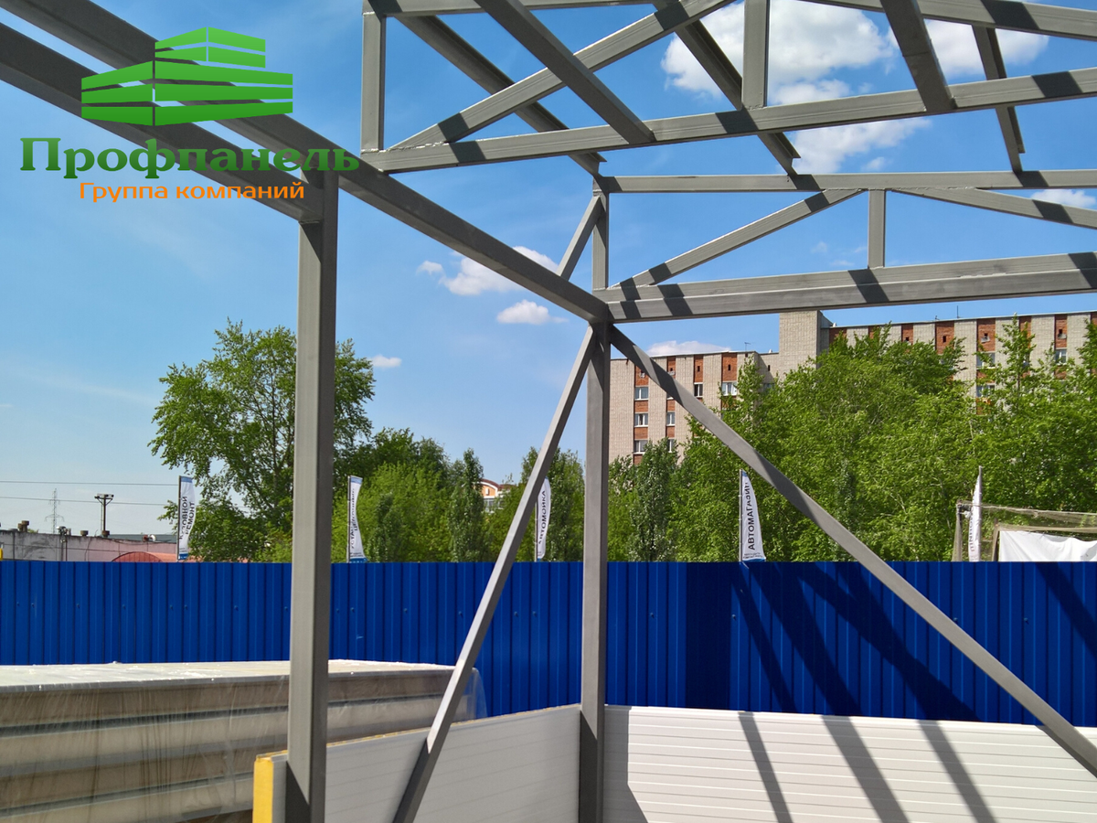 Гараж из сэндвич-панелей пристроенный к зданию обшивка каркаса. Фото с сайта Профпанель.рф