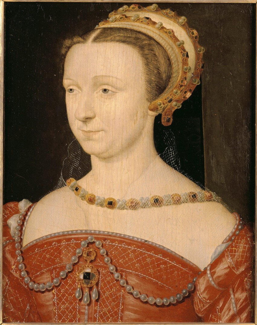 Анна д'Эсте, родившая первому мужу семерых детей, а второму - четверых, презрительно улыбается, когда ты, дурачок, вякаешь что-то про женщин с детьми