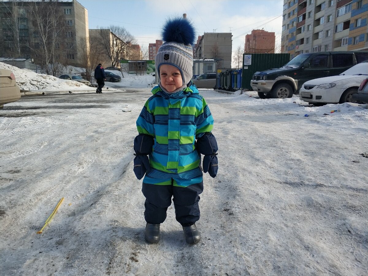 Вот так же, оценивающе, внук смотрел на горку