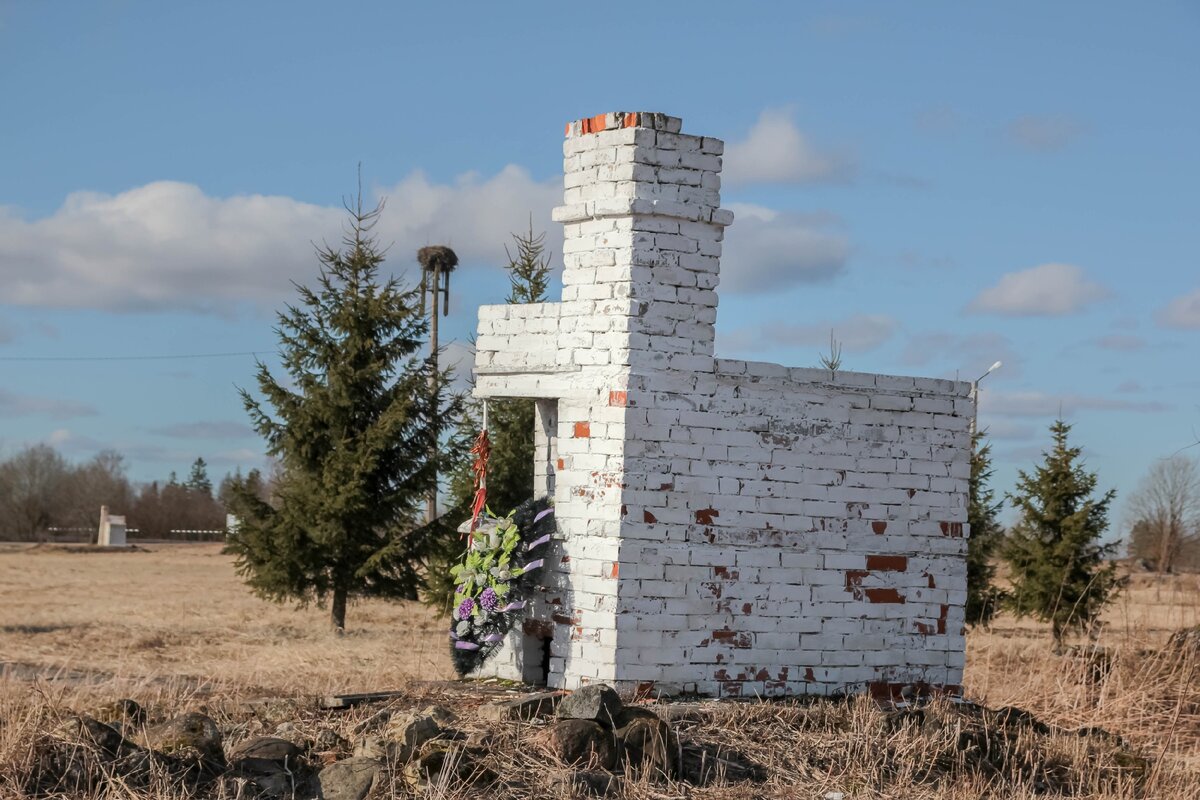 Большое Заречье, деревня, которую безжалостно спалили до тла в 1943-м,  остались только печи... | Pavel Vaschenkov | Дзен