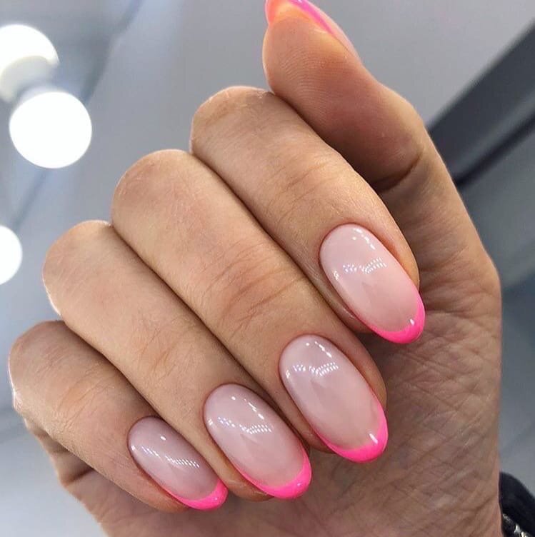 Френч смотрится красиво на любой форме ногтей, поэтому необязательно изменять любимую миндалевидную форму.