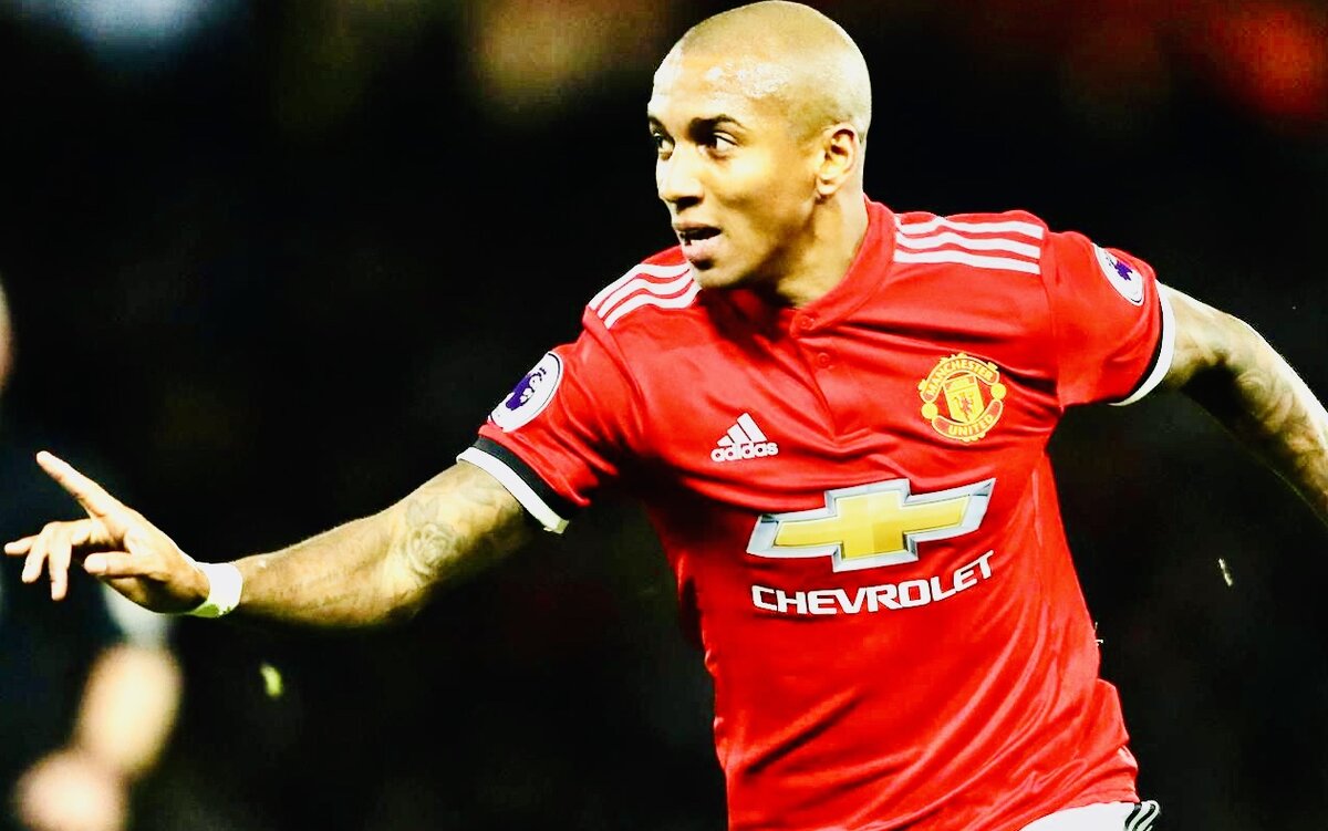 Эшли Янг в форме МЮ