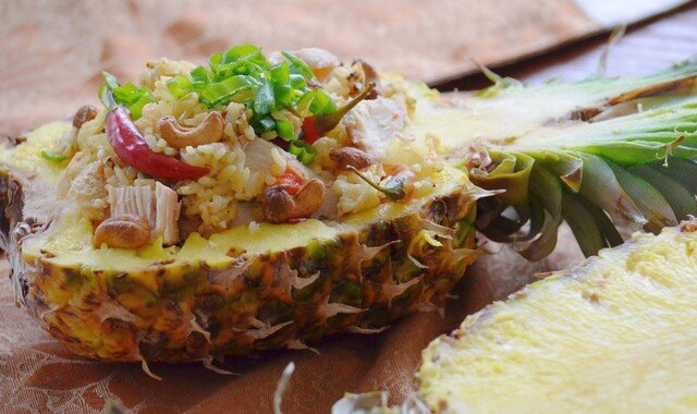 Сладость ананаса и пикантность сыра подчеркнут вкус курицы. Куриное филе на нашем столе бывает часто, вкусное и доступное мясо дружит со многими ингредиентами, поэтому рецептов с ним множество. Но каждый раз хочется его приготовить и подать по-новому. Давно известно, что курица хороша с ананасами. Сочетание сладкого и солёного использовали ещё в древнем Китае, затем этот микс вкусов подхватили все кухни мира, мы не исключение. Вот только в России мы чаще используем ананас консервированный, а попробуйте приготовить со свежим ананасом. Да и подать в нём !