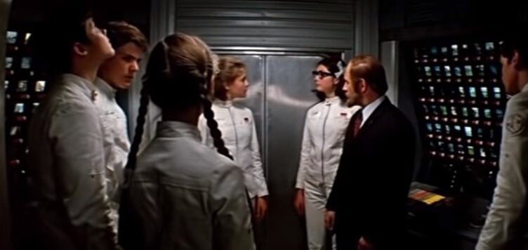 Самое загадочное и - убийственное место - это так называемая кают-компания. Скриншот. Источник - YouTube.