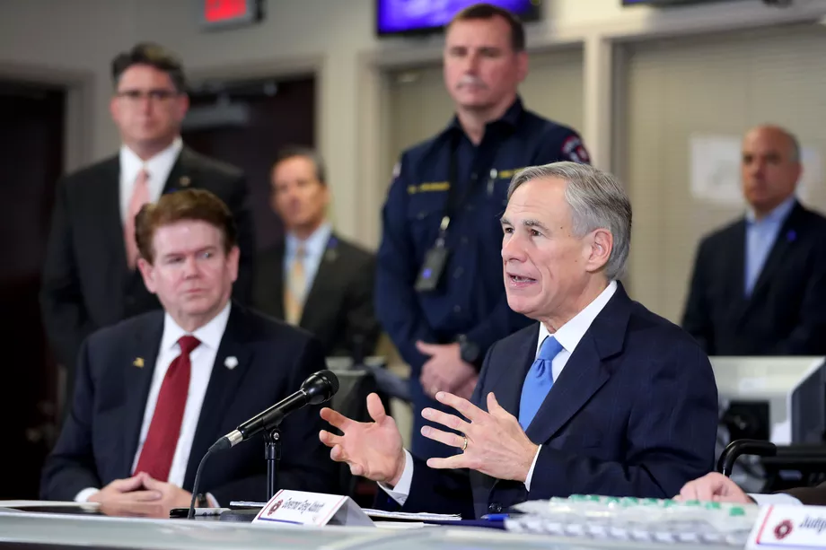 Техасский губернатор Грег Эбботт обращается к СМИ во время пресс-конференции, состоявшейся в Арлингтонском управлении по чрезвычайным ситуациям