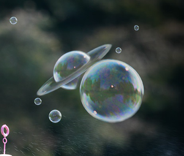 Все будет зависеть от того, где вы собираетесь надувать мыльные пузыри, снаружи или внутри космической станции.
