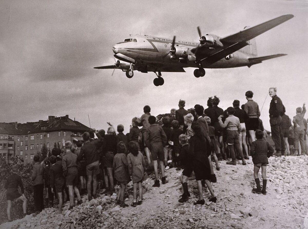 Берлинцы наблюдают за приближением американского Douglas C-54 к аэропорту Темпельхоф. Июль, 1948. Фото: hdg.de