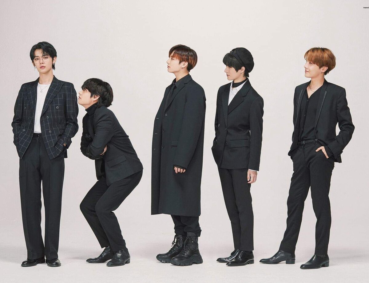 Бтс 2013. Бан ши хёк и bts. Группа группа бтс. Продюсер bts бан ши хёк. Бан ши хёк и bts.