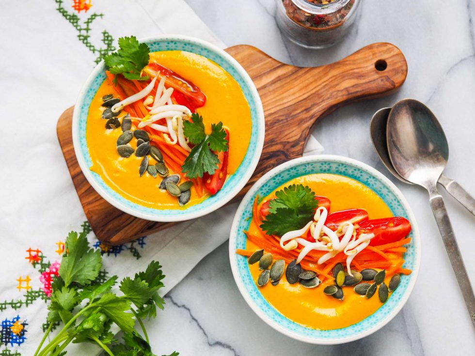 Особое внимание Аюрведа уделяет рациону и правильному принятию пищи. Главные принципы: регулярность, умеренность, качество.