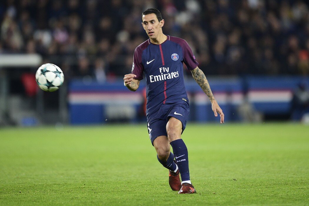  Ди Мария                                                                                                                                                                           Анхель родился в крупном аргентинском городе Росарио, но его семья жила очень бедно. Его родители работали на угольной шахте, а Ди Мария и две его сестры иногда помогали им на складе с углем. Анхель проживал в лачуге и плохо питался, из-за чего у него сформировалось очень худощавое телосложение. Но в 17 лет аргентинца нашли скауты «Росарио Сентраль», а в 19 лет он переехал в Европу. Теперь Анхель вырос в одного из самых востребованных игроков, который интересен многим топ-клубам, а со сборной он чуть не стал чемпионом мира в 2014