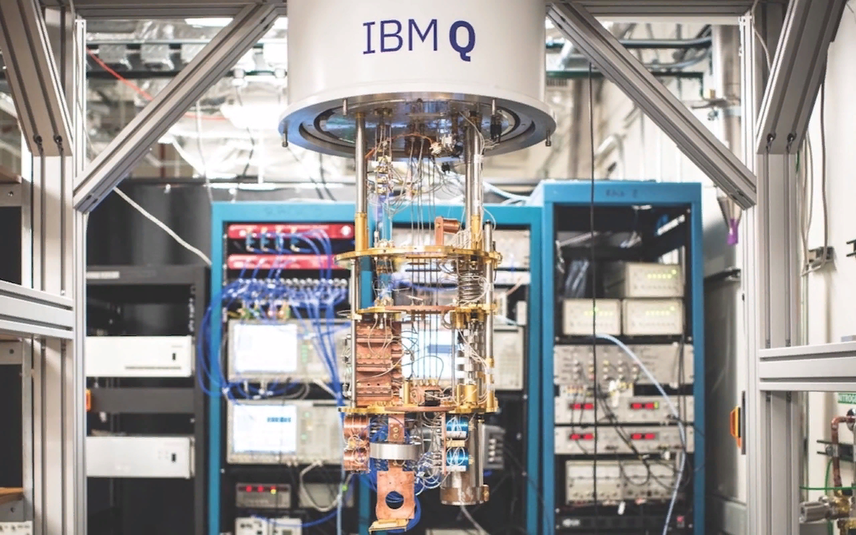 Современные квантовые компьютеры. Квантовый суперкомпьютер IBM. Квантовый компьютер IBM 2001. Квантовый компьютер IBM 2020. Компьютеры IBM 2021.