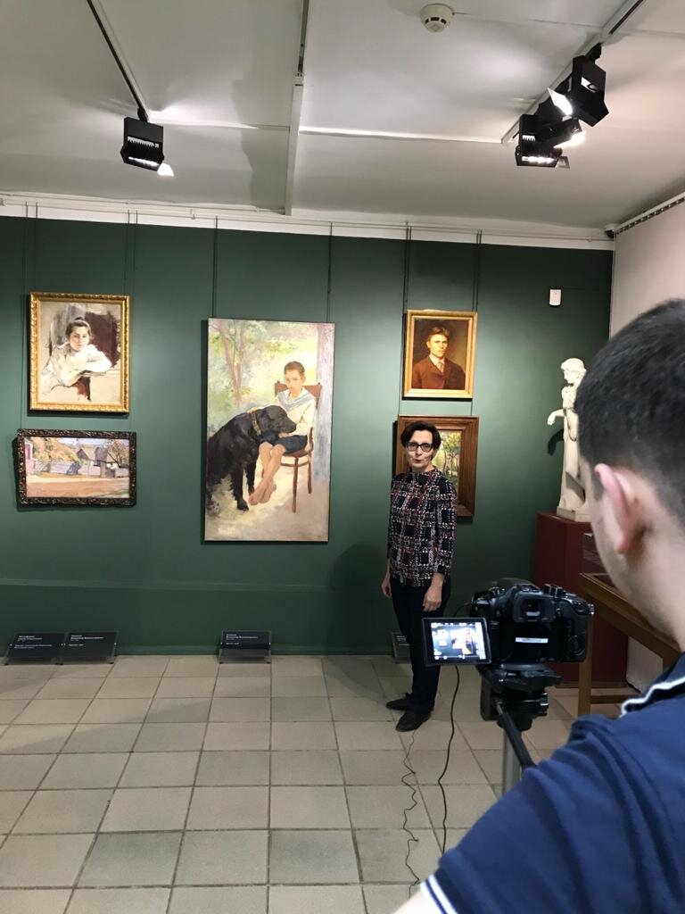 Съемка идет. Рассказывает куратор выставки М. С. Тарасова
