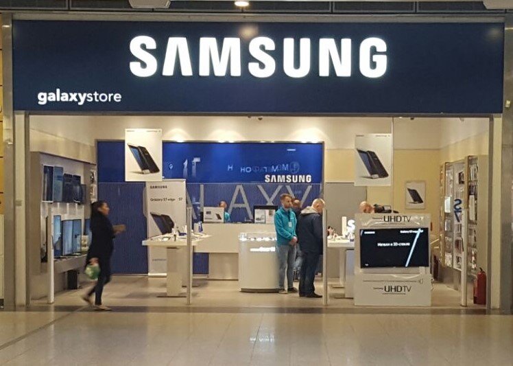 Продавцы всегда стоят над душой! Фото автора.