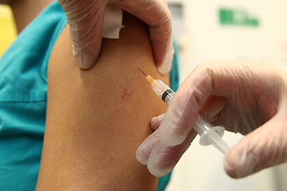 В мире могут произойти массовые вспышки заболевания корью из-за того, что 117 миллионов детей в 37 странах останутся без прививок от этой болезни. Сообщается, что медицинскому персоналу станет сложнее проводить вакцинацию из-за борьбы с пандемией коронавирусной инфекции и введенного правила соблюдать дистанцию. Такой прогноз дает издание The Sun со ссылкой на Детский фонд ООН (ЮНИСЕФ). 
В 24 странах уже перенесли даты вакцинации против кори из-за того, что врачи заняты лечением больных COVID-19. Ожидается, что другие страны поступят таким же образом.

«Перенести дату вакцинации или нет — это трудный выбор на фоне распространения COVID-19; мы призываем лидеров стран усилить меры, чтобы проследить за детьми, которые останутся без прививок. Нужно сделать так, чтобы самые уязвимые перед корью страны провели вакцинацию как можно быстрее», — подчеркнули в совместном проекте ЮНИСЕФ и ВОЗ по борьбе с корью Measles & Rubella Initiative.

В декабре прошлого года Всемирная организация здравоохранения (ВОЗ) опубликовала отчет, в котором говорилось, что почти половина случаев заболевания корью приходится на Украину, Демократическую Республику Конго, Либерию, Сомали и Мадагаскар.

Корь крайне заразна и может вызывать серьезные осложнения, в частности слепоту или отек мозга. Кроме того, она повышает риск развития пневмонии и кишечных заболеваний, которые чаще приводят к смерти пациента.