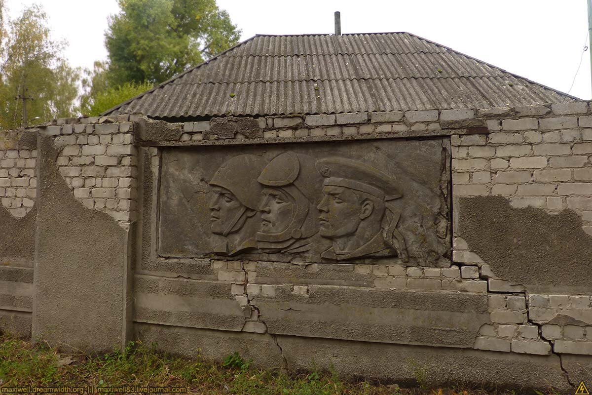 
4. Возле ворот подруга заметила барельеф с солдатом, лётчиком и моряком.
