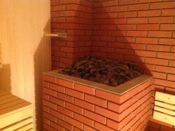 Перед началом основных работ необходимо определиться с основанием. Для этого нужно подсчитать общий вес конструкции: металлическая печка с камнями, бак с водой, кирпичи. Если общая масса не превышает 700 кг, дополнительный фундамент делать не обязательно (при условии наличия крепкого пола). Чтобы быть наверняка уверенным в основании, можно положить несколько поперечных лаг и скрепить их с полом.