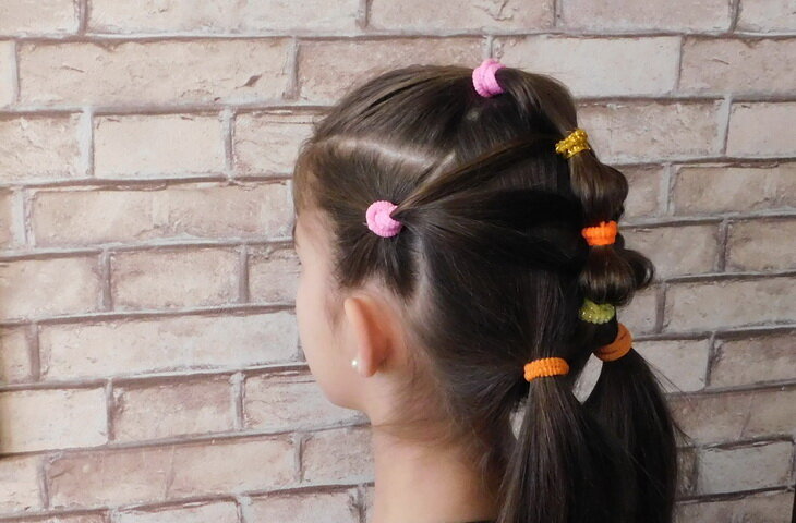 Сначала соберите 3 основных хвостика (по бокам и сверху), а потом формируйте прическу до конца. Посередине хвостики немного распушите, чтобы был пузырек.