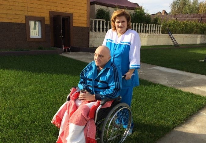 Пансионат для пожилых людей Мирника. На прогулке.