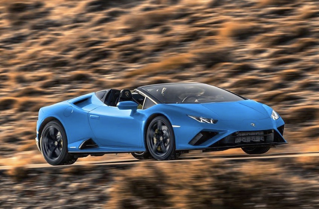 Итальянская компания Lamborghini представила новую версию суперкара Huracan. Теперь эта модель доступна и в виде родстера Huracan RWD Spyder.