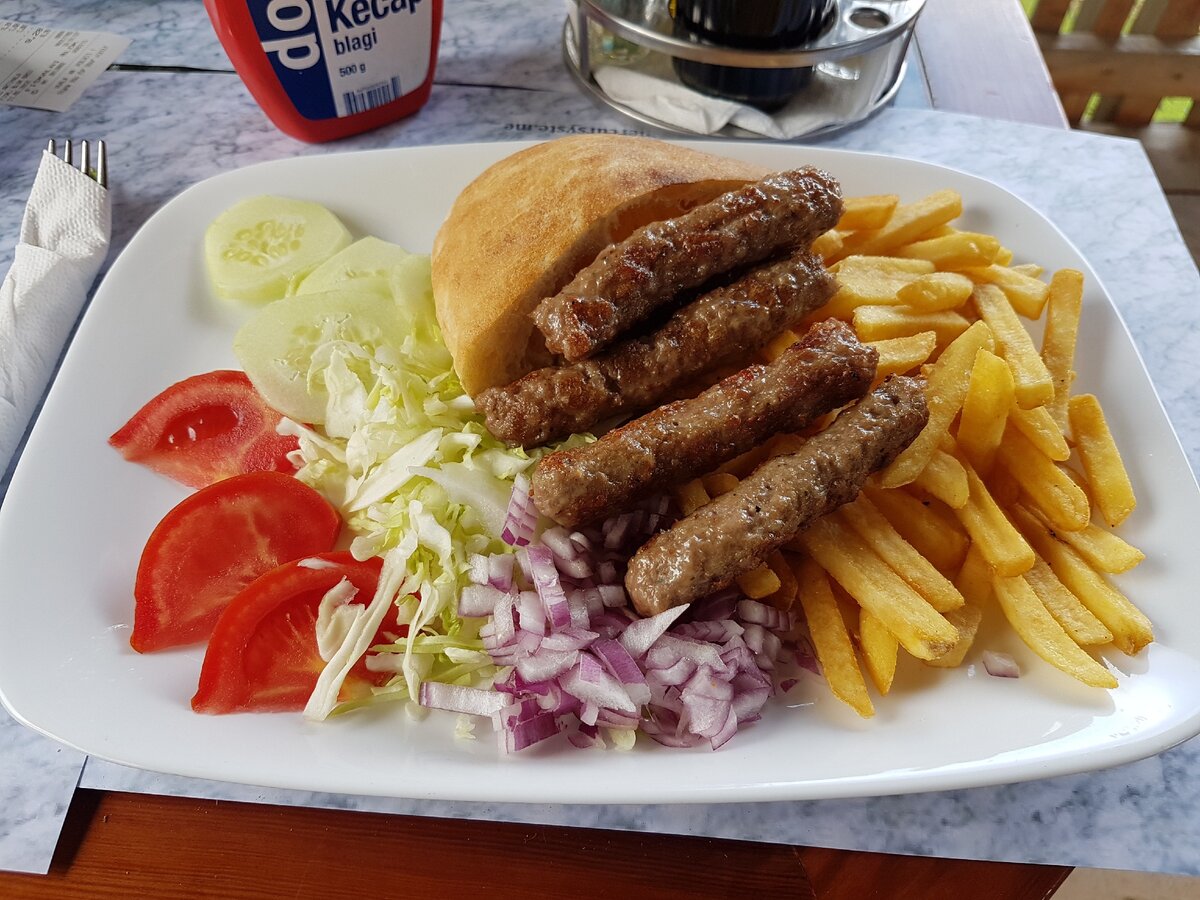 Вот так подают чевапи в Черногории.