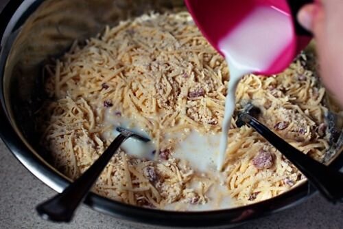     Бекон необходимо нарезать ломтиками.       Ставим на огонь разогревать сковороду, предварительно налив растительное масло. Как только она нагрелась, выкладываем бекон и слегка обжариваем. Затем его необходимо измельчить.       Сыр (твёрдый) натираем на мелкой тёрке.  В миске смешиваем пшеничную муку с солью, разрыхлителем, добавляем мелко нарезанное сливочное масло, бекон, сыр и тщательно всё перемешиваем.       Добавляем молоко и начинаем вымешивать тесто.   