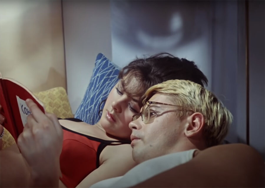 Наталья Селезнёва и Александр Демьяненко в фильме Леонида Гайдая "Операция "Ы" и другие приключения Шурика", Мосфильм, 1965 год