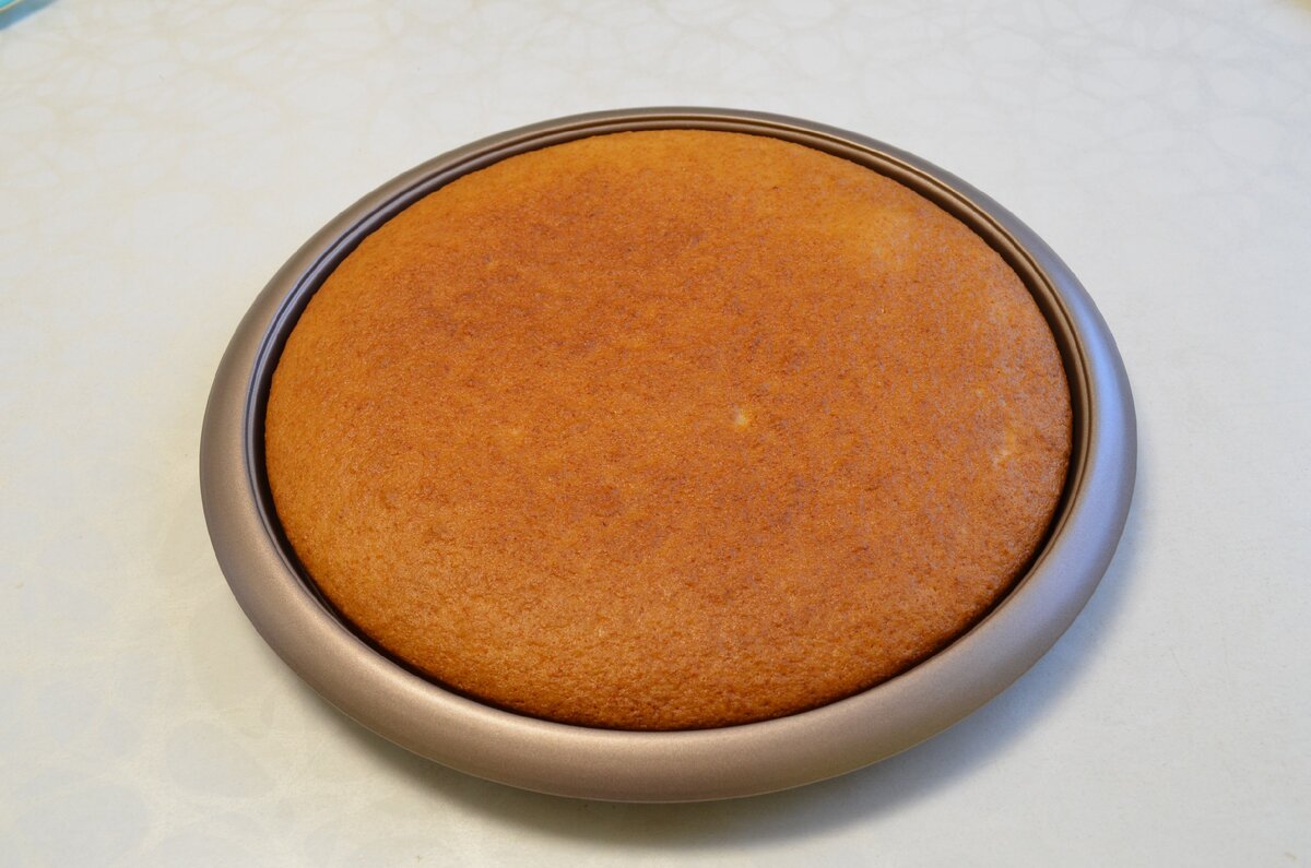 Медовый пирог, приготовленный по классическому рецепту, готовится так же быстро, как исчезает с тарелок.