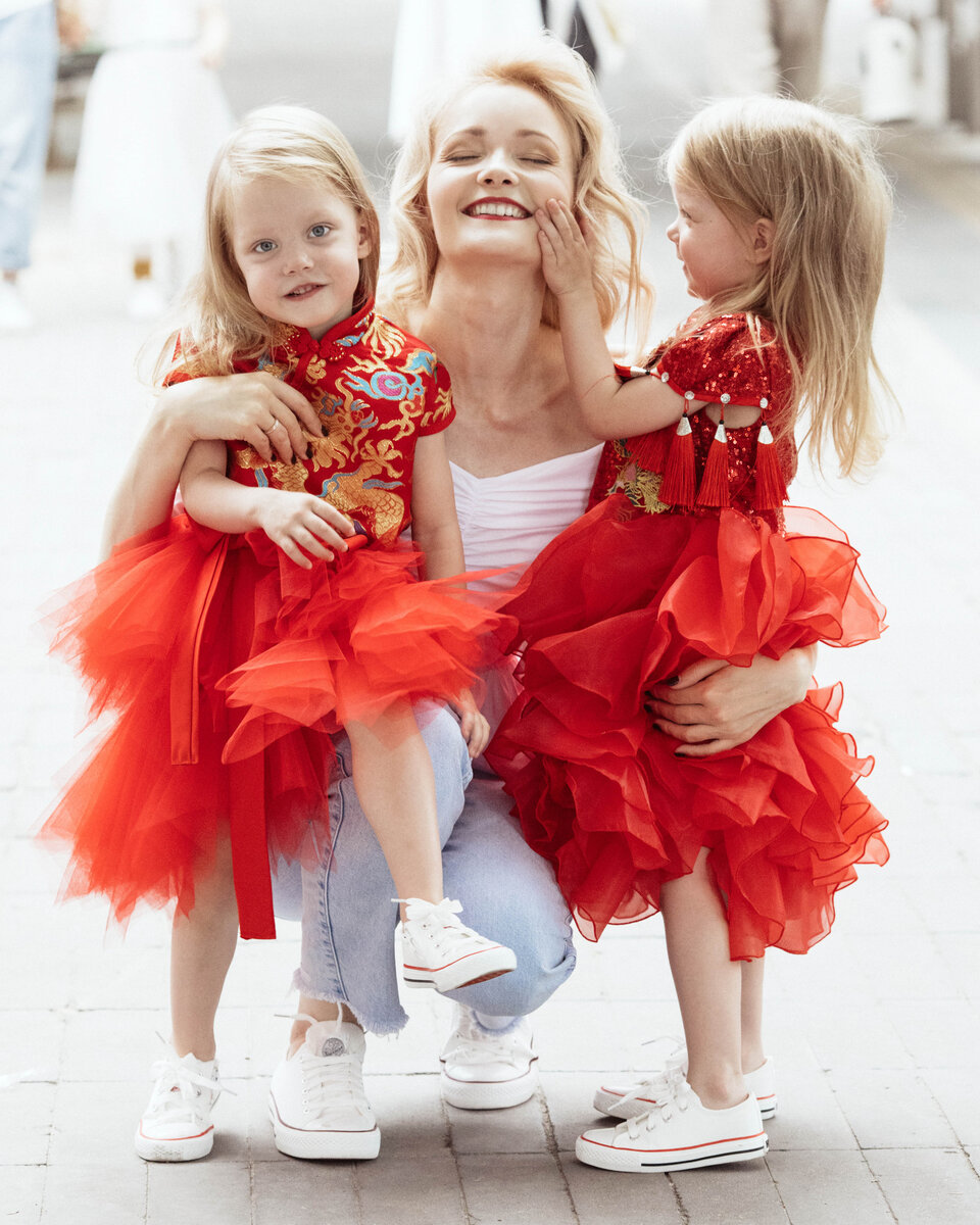 Я с дочками-близнецами Златой и Софьей