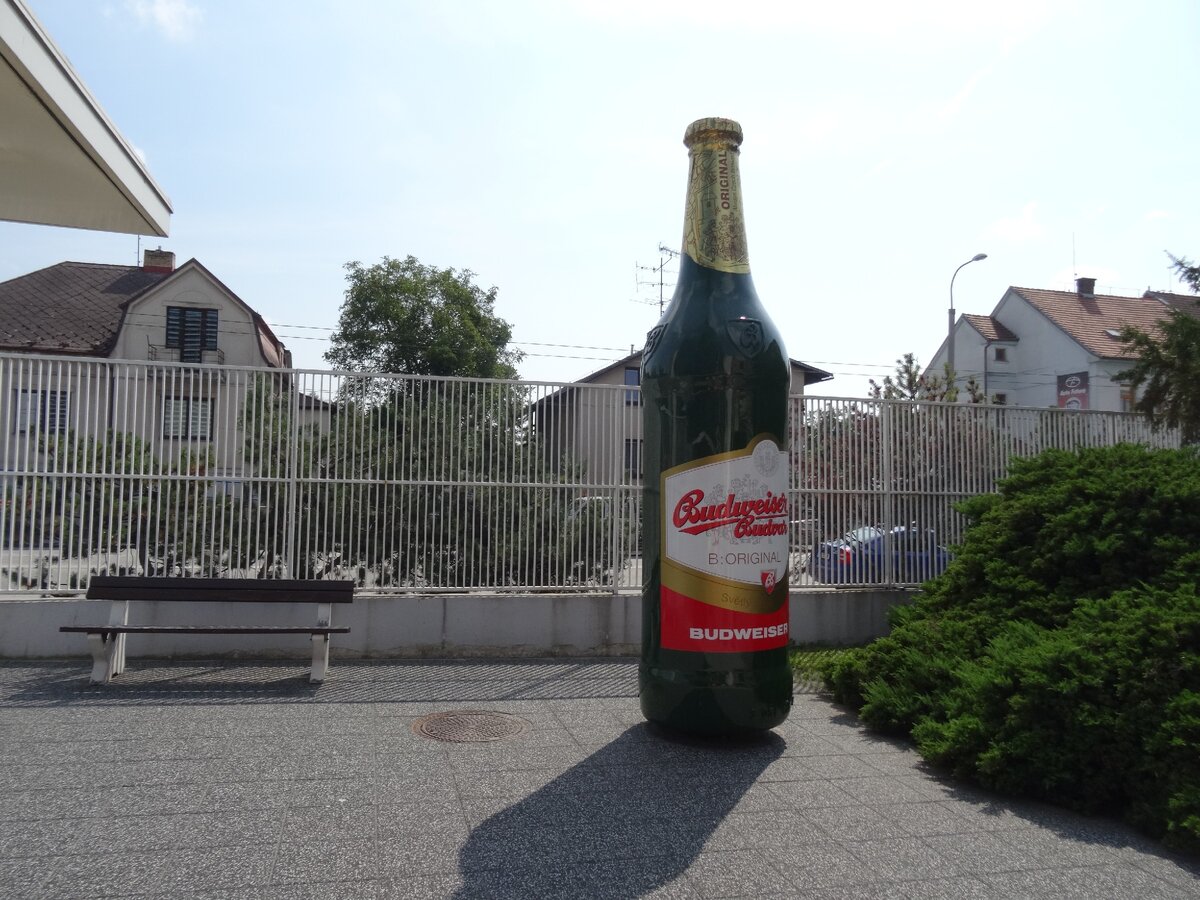 "Памятник" бутылке на территории завода Budweiser, Ческе Будеёвицы, Чехия