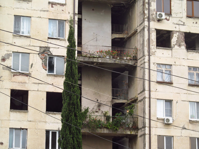 Центр города. Война закончилась 28 лет назад.