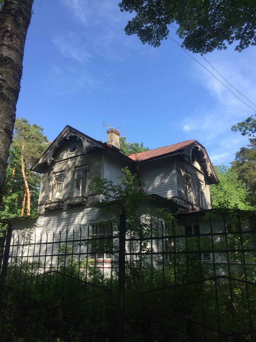 Кое-где сохранились старинные постройки