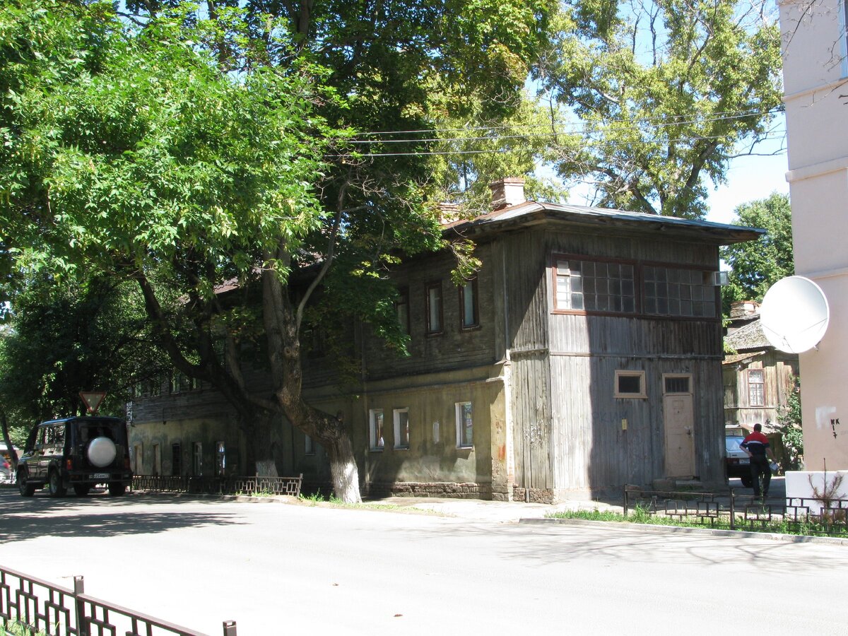 Дом 64 - вид со стороны ул. Гоголевская, фото 11.07.2009