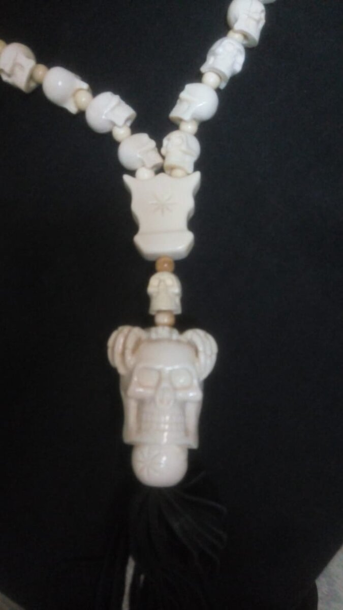 каждая бусина прорезана в виде черепа