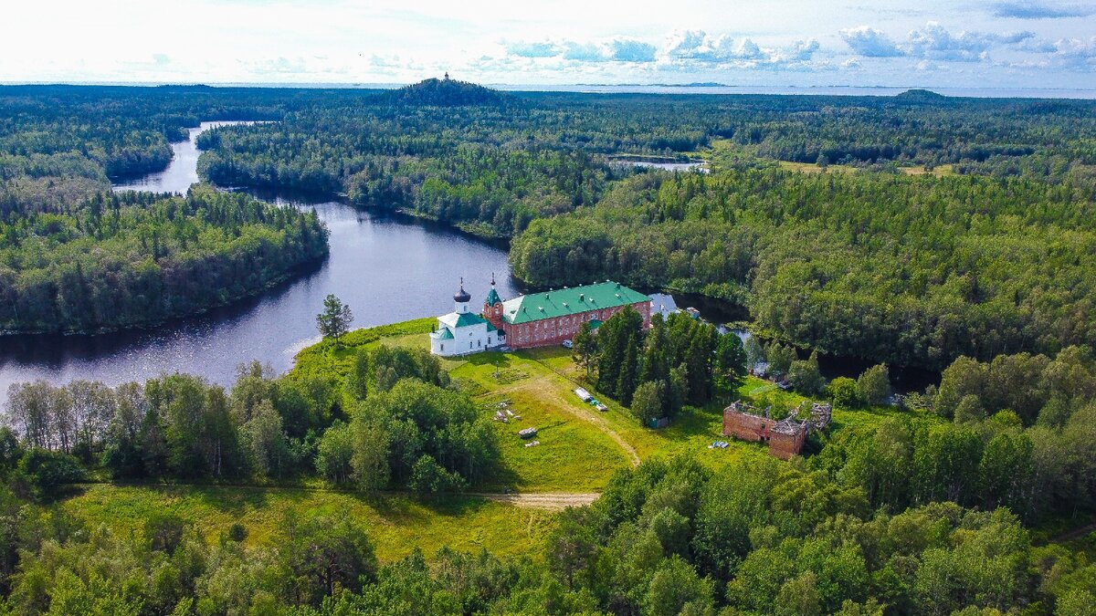 Савватеевский скит. Здесь располагались учебные корпуса школы юнг.