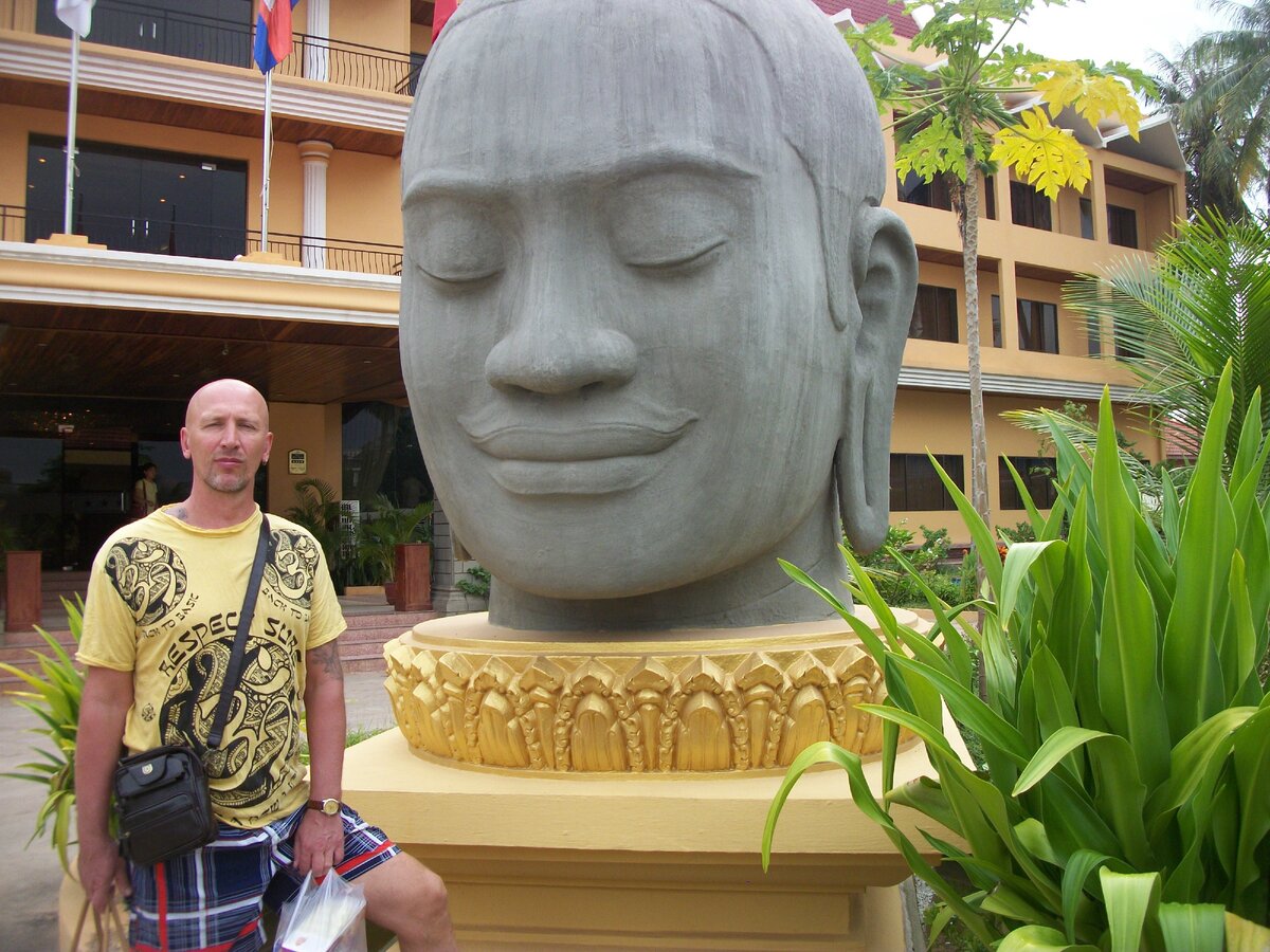 Представитель древней кхмерской цивилизации (тот, который справа))