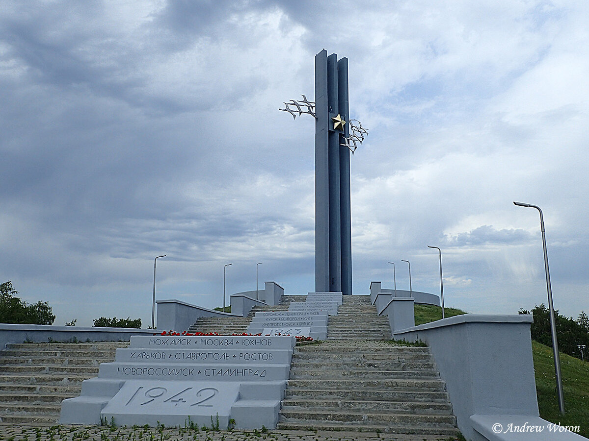 Парк победы ростов. Саратов парк Победы Журавли. Памятник Журавли в Саратове. Парк Победы и памятник Журавли Саратов. Памятник Победы в Саратове.