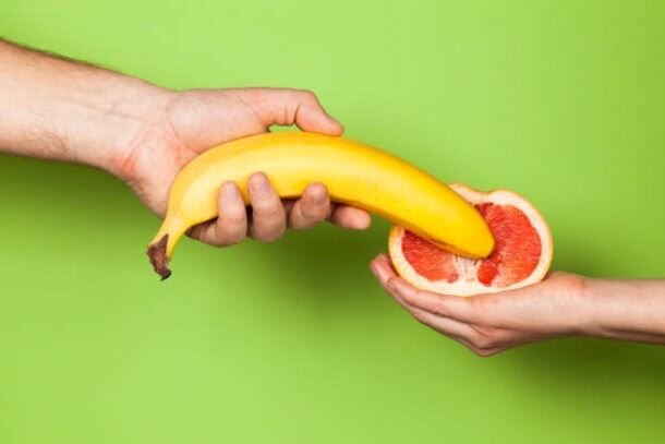 Безопасный секс сочный грейпфрут и банан в презервативе символ вагины и члена из фруктов
