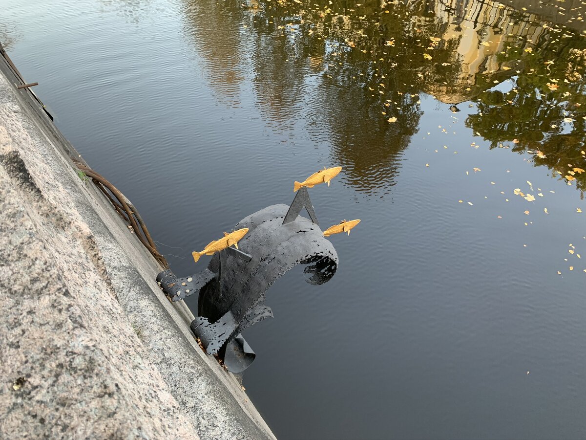 Памятник блокадной колюшке в Кронштадте