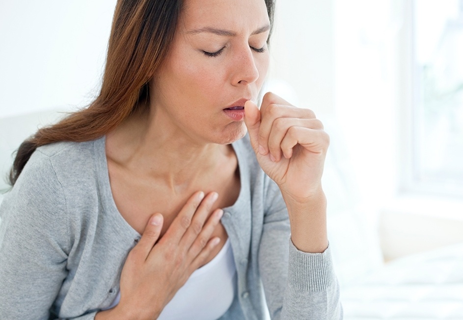 Сухой кашель - один из признаков заражения COVID-19.