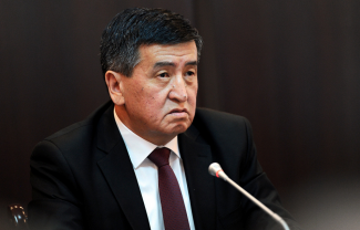 Президент Киргизии подписал указ об отставке правительства и премьер-министра.