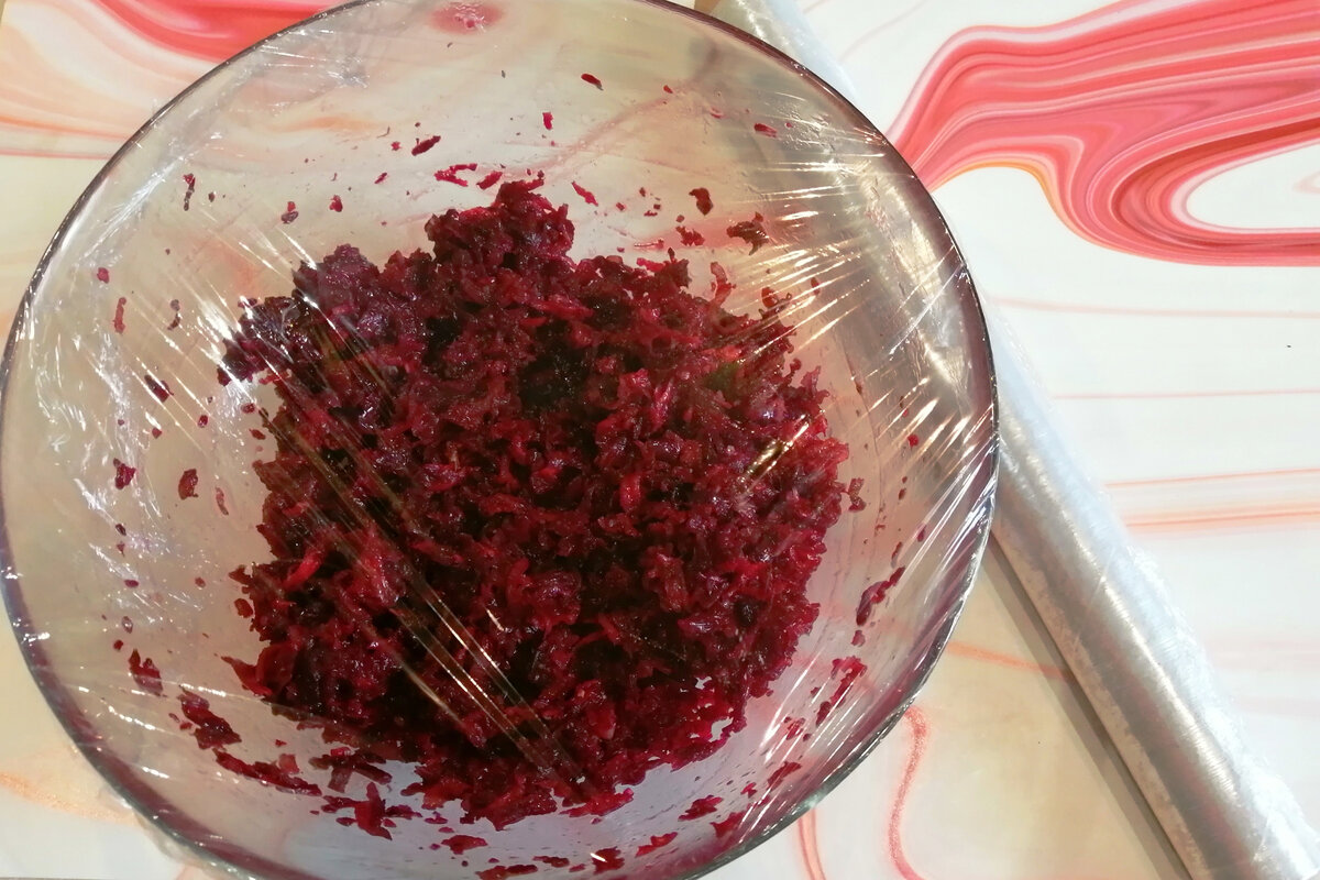 Закуска из сырой свеклы. Едят даже те, кто её не любит. Что я добавляю, чтобы вкус был как у отварной