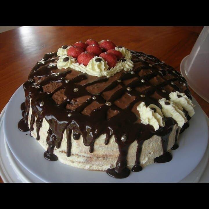 Торт кривой, украшен кое-как, вообще не аппетитно выглядит