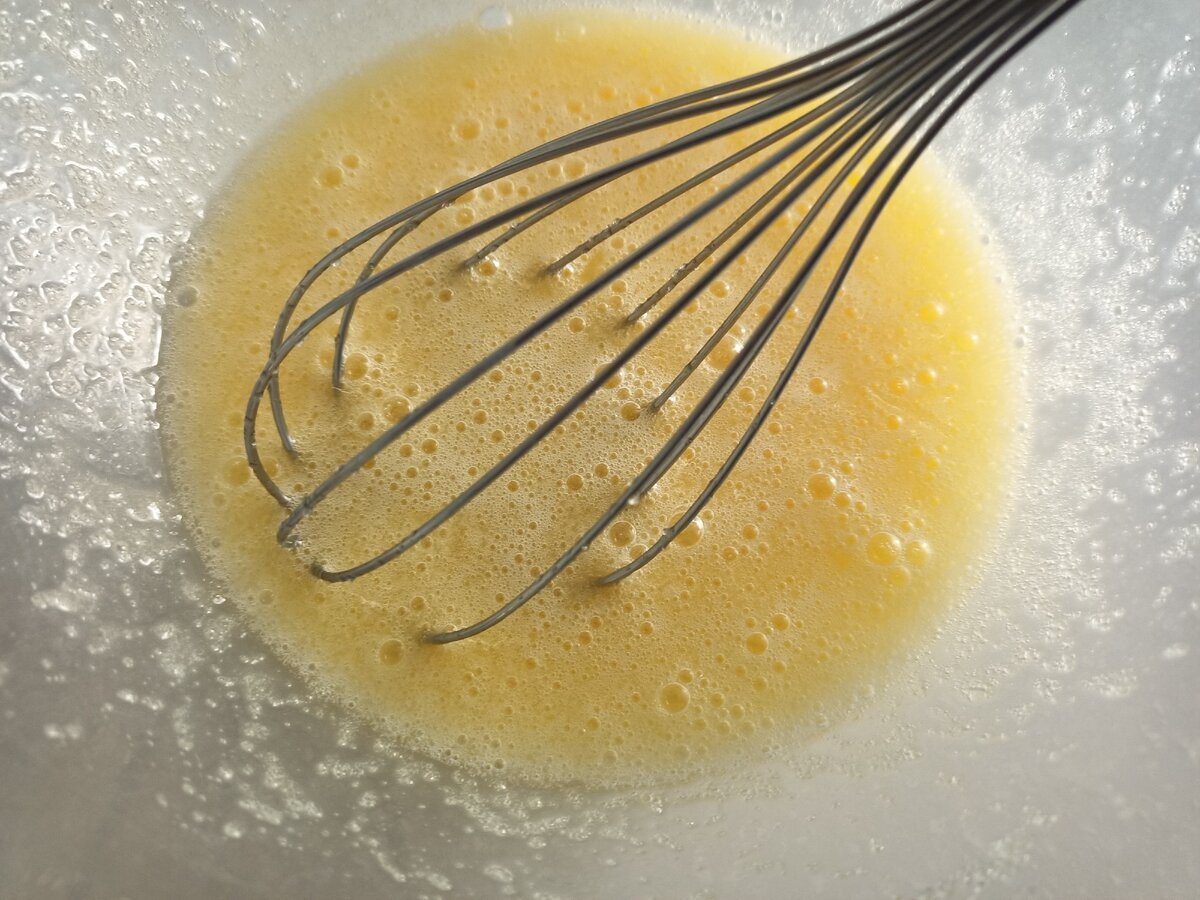 взбиваем яйца венчиком с сахаром