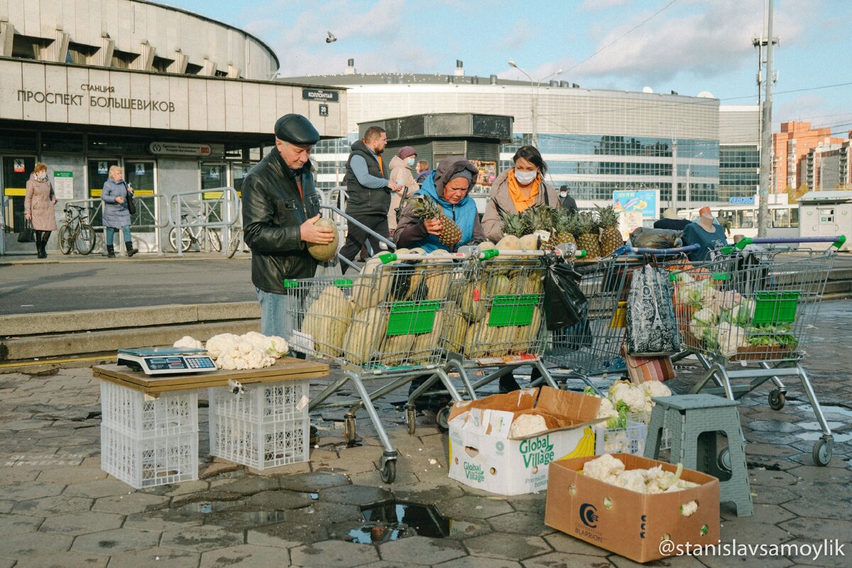 Метро снаружи, показываю как выглядит 