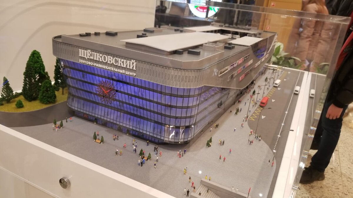 Макет нового здания. Вход в автовокзал находится вдалеке, где красная моделька автобуса.