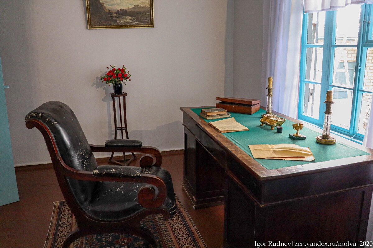 Комната, в которой жил Лермонтов. Разве что вместо кресла у стены стояла кровать